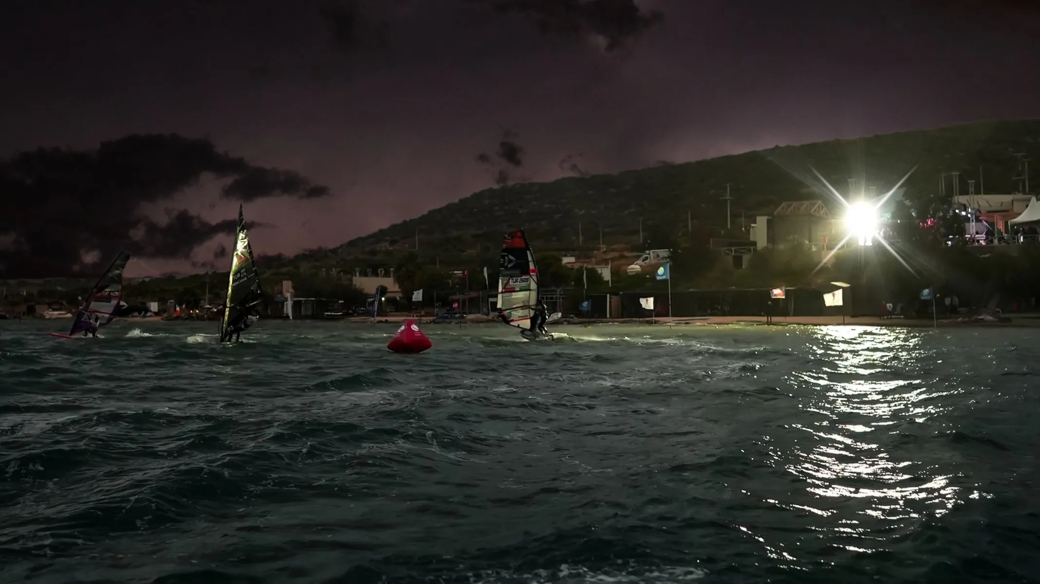 Türkiye'nin ilk gece sörfü Alaçatı'da yapıldı