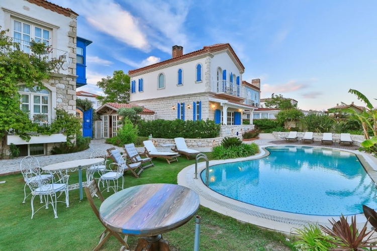 BAY WINDOWS MANSION