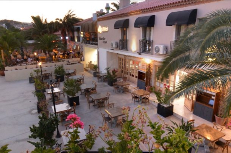 AURA HOTEL